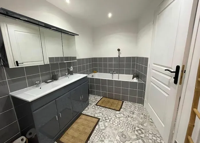 Maison De Village * Péret